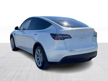 2022 Tesla Model Y - image 11