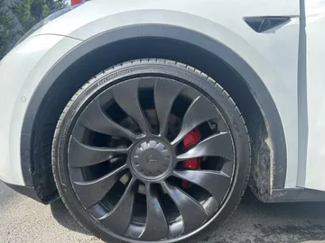 2022 Tesla Model Y - image 7