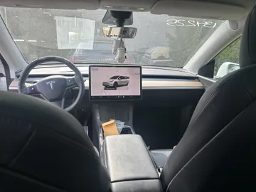 2022 Tesla Model Y - image 9