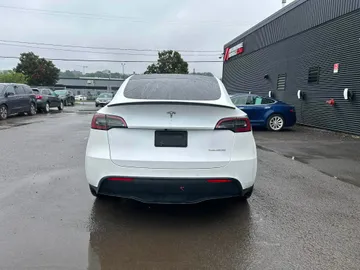 2022 Tesla Model Y - image 6