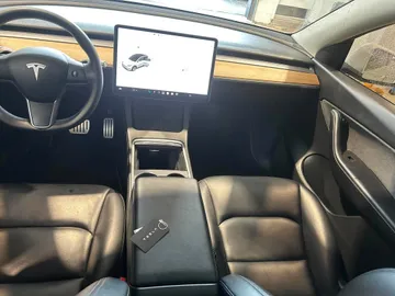 2022 Tesla Model Y - image 7