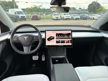 2022 Tesla Model Y - image 9