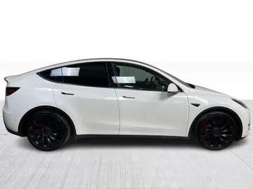 2022 Tesla Model Y - image 9