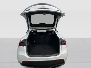 2022 Tesla Model Y - image 13