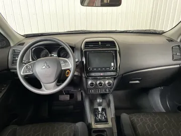 2025 Mitsubishi RVR - image 4