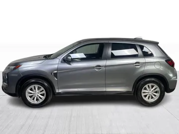 2022 Mitsubishi RVR - image 9