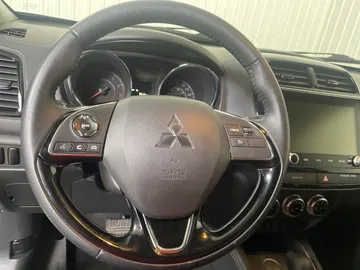 2022 Mitsubishi RVR - image 16