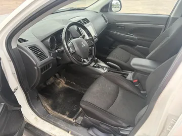 2020 Mitsubishi RVR - image 7