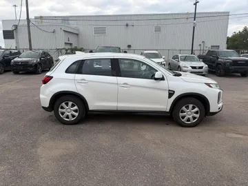 2020 Mitsubishi RVR - image 6