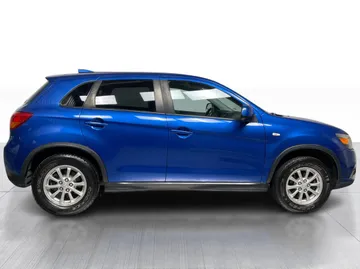 2017 Mitsubishi RVR - image 2