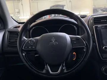 2020 Mitsubishi RVR - image 17
