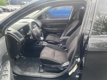 2017 Mitsubishi RVR - image 8