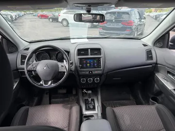 2019 Mitsubishi RVR - image 9