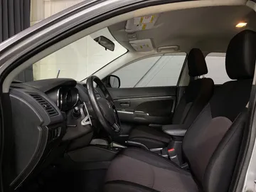 2019 Mitsubishi RVR - image 3