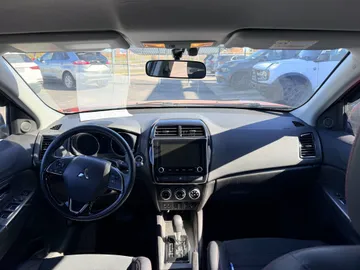 2022 Mitsubishi RVR - image 9