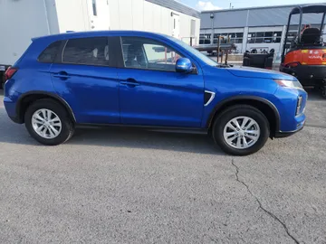 2023 Mitsubishi RVR - image 4