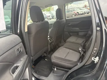 2020 Mitsubishi Outlander - image 9