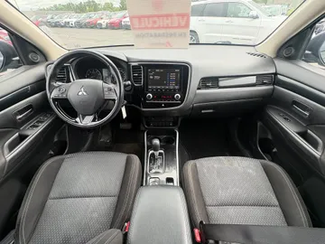 2020 Mitsubishi Outlander - image 10