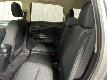 2018 Mitsubishi Outlander - image 15
