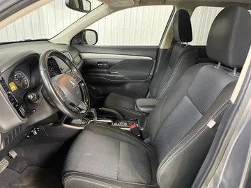 2018 Mitsubishi Outlander - image 3