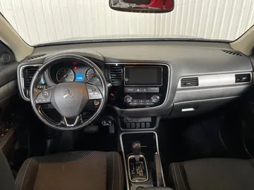 2018 Mitsubishi Outlander - image 4