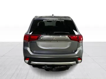 2018 Mitsubishi Outlander - image 12
