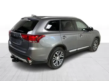 2018 Mitsubishi Outlander - image 14