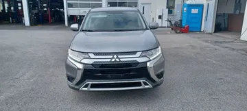 2019 Mitsubishi Outlander - image 2