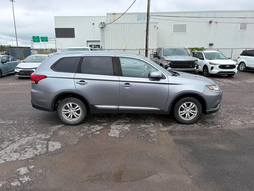 2020 Mitsubishi Outlander ES, photo 5