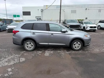 2020 Mitsubishi Outlander - image 6