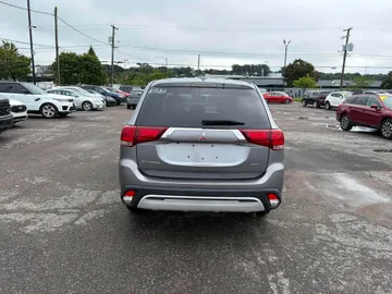 2020 Mitsubishi Outlander - image 7