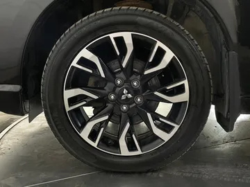2018 Mitsubishi Outlander PHEV - image 6