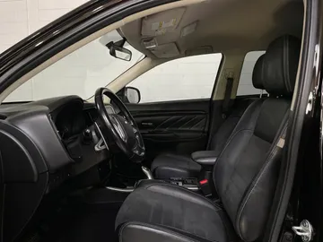 2018 Mitsubishi Outlander PHEV - image 3