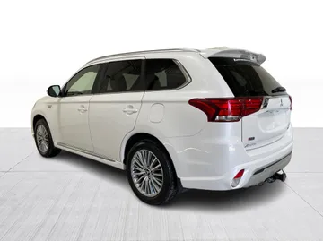 2020 Mitsubishi Outlander PHEV - image 12