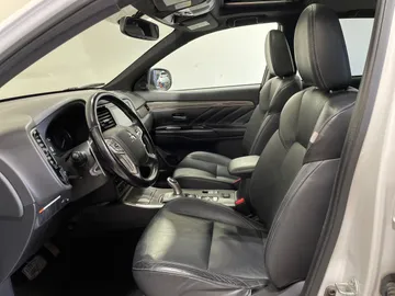 2020 Mitsubishi Outlander PHEV - image 3