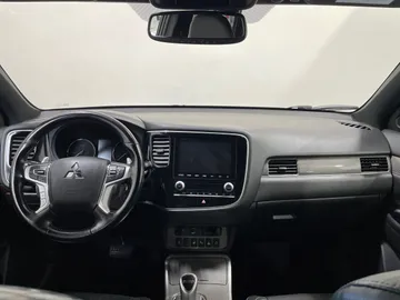 2020 Mitsubishi Outlander PHEV - image 4