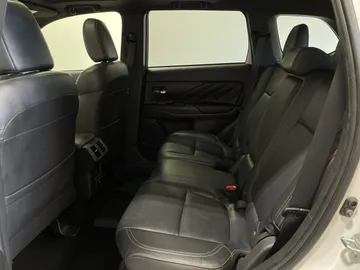 2020 Mitsubishi Outlander PHEV - image 16