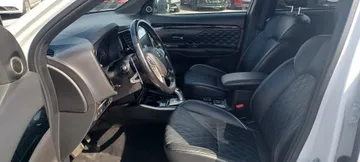2020 Mitsubishi Outlander PHEV - image 9