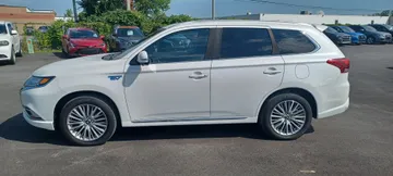 2020 Mitsubishi Outlander PHEV - image 4