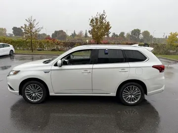 2022 Mitsubishi Outlander PHEV - image 4