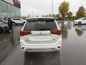 2022 Mitsubishi Outlander PHEV - image 6