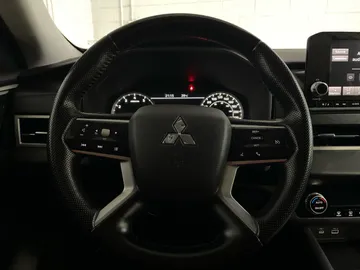2022 Mitsubishi Outlander - image 17