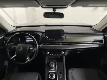 2022 Mitsubishi Outlander - image 4