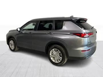 2022 Mitsubishi Outlander - image 11