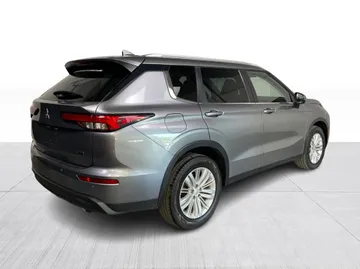 2022 Mitsubishi Outlander - image 14