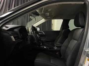 2022 Mitsubishi Outlander - image 3