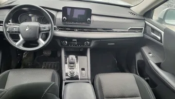 2024 Mitsubishi Outlander - image 9