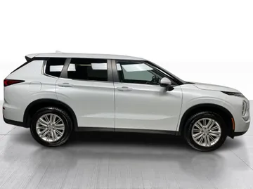 2024 Mitsubishi Outlander - image 2