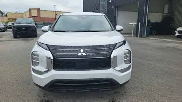 2024 Mitsubishi Outlander - image 2
