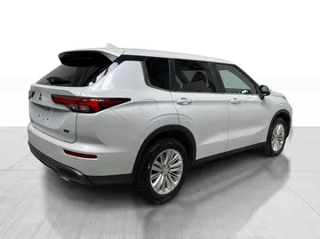 2024 Mitsubishi Outlander - image 14